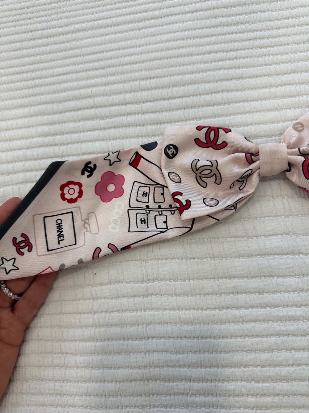 Authentic Chanel bow - Picture 3 of 6